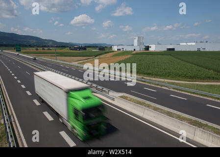 Hoøice, Slowenien. 10. Juli 2019. Magna Steyr neue Lackiererei Pflanze ist dargestellt in Hoøice. Magna Steyr starten neue Lackiererei im Werk Hoøice, Slowenien. Magna ist einer der größten Automobilzulieferer der Welt. Neues Werk beschäftigt 200 Personen und in diesem Stadium sind sie Malerei Jaguar E-Space X540 stellen. Credit: SOPA Images Limited/Alamy leben Nachrichten Stockfoto