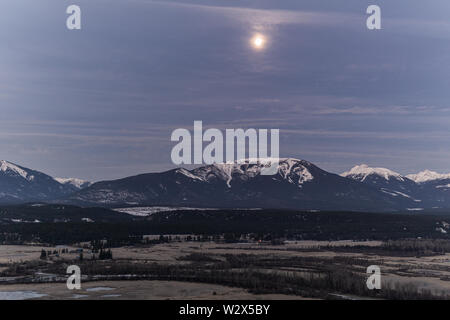 Frühmorgens im columbia River Valley nahe Radium Hot Springs mit felsigen Bergen im Hintergrund. Stockfoto