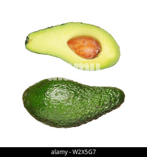 Avocado halbieren und ganz auf Weiß isoliert Stockfoto