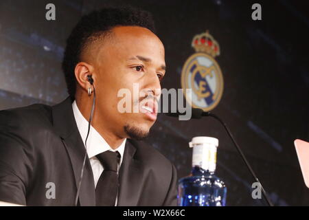 Madrid Spanien. 10. Juli 2019. Eder Militao (Real), 10. JULI 2019 - Fußball: Spanisch "La Liga Santander", Präsentation von Real Madrid neue Player Eder Militao im Santiago Bernabeu, Madrid, Spanien. Credit: mutsu Kawamori/LBA/Alamy leben Nachrichten Stockfoto