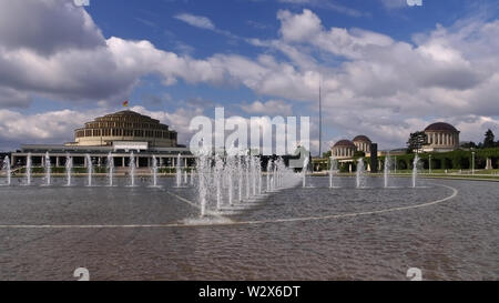 Breslau Jahrhunderthalle Und Springbrunnen - Breslauer Jahrhunderthalle und Springbrunnen im park Stockfoto