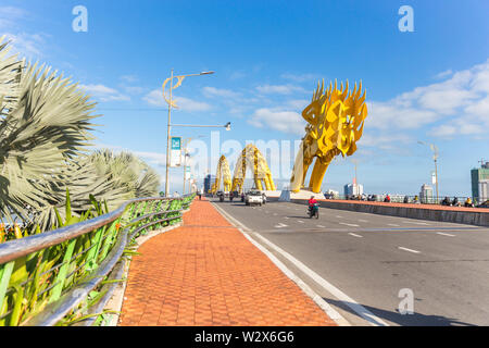 DANANG, VIETNAM - Januar 05, 2019: Dragon Bridge mit Autos am Tag in Danang, Vietnam Stockfoto