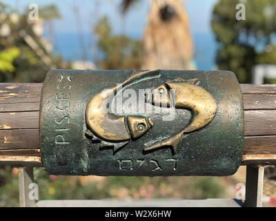 Englisch und Hebräisch fische Metall astrologische Zeichen auf, die Brücke in der Altstadt von Yaffa, Israel Stockfoto