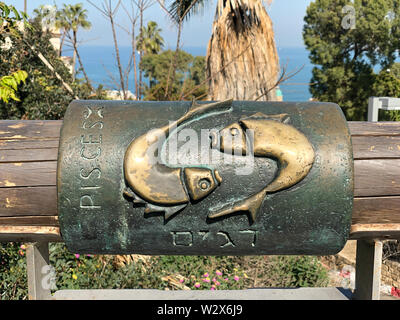 Englisch und Hebräisch fische Metall astrologische Zeichen auf, die Brücke in der Altstadt von Yaffa, Israel Stockfoto