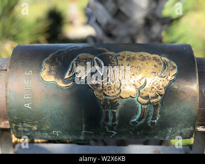 Englisch und Hebräisch metall Widder astrologische Zeichen auf, die Brücke in der Altstadt von Yaffa, Israel Stockfoto