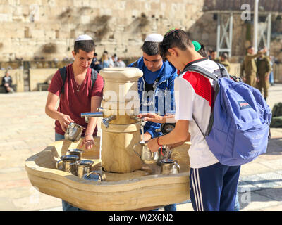 JERUSALEM, Israel - 22. JANUAR 2019: Krane mit Wasser und spezielle Ritual Cups zum Waschen der Hände neben der Klagemauer Klagemauer in Jerusalem. Stockfoto