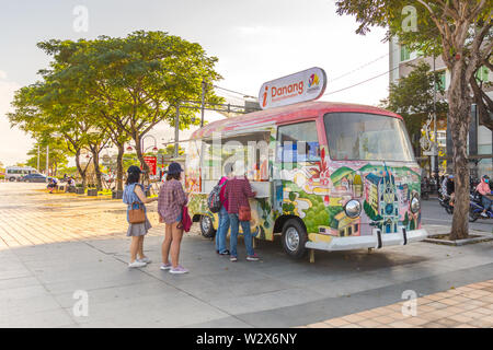 DANANG, VIETNAM - Januar 05, 2019: Touristische Informationen Auto stand in der Mitte der Danang Stockfoto