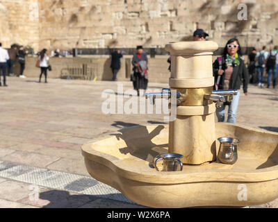 JERUSALEM, Israel - 22. JANUAR 2019: Krane mit Wasser und spezielle Ritual Cups zum Waschen der Hände neben der Klagemauer Klagemauer in Jerusalem. Stockfoto