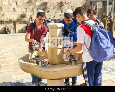 JERUSALEM, Israel - 22. JANUAR 2019: Krane mit Wasser und spezielle Ritual Cups zum Waschen der Hände neben der Klagemauer Klagemauer in Jerusalem. Stockfoto