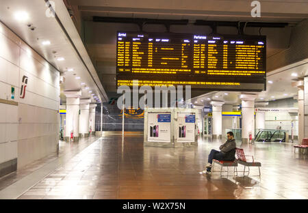 Bologna, Italien, 03. MAI 2018: Bologna Hauptbahnhof Fahrplan board Stockfoto