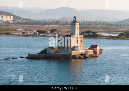 Ein Blick auf den Leuchtturm in Olbia Golf auf dem Sunset Stunde Stockfoto