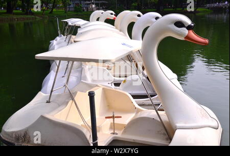 Schwan Tretboot auf dem See im Lumphini Park im Zentrum von Bangkok, Thailand, Asien. Lumphini Park, auch genannt Lumpini oder lumpinee, ist ein 142 Hektar großer Park mit offenen öffentlichen Raum, Fitnessraum und Fitnesseinrichtungen, Bäume, und Spielplätzen, in der Mitte der thailändischen Hauptstadt Bangkok, mit einem künstlichen See, wo Besucher Boote mieten kann. Stockfoto