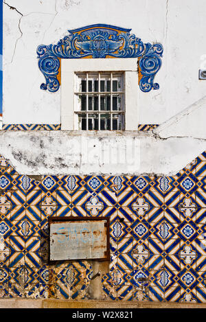 Azulejos Panels auf der Fassade der alten Bahnhof in Aveiro, Portugal Stockfoto