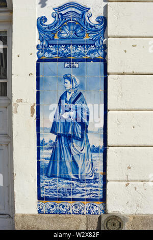 Azulejos Panels auf der Fassade von Aveiro Bahnhof beschreibt, das maritime Leben der Region in Aveiro, Portugal Stockfoto