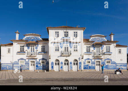 Azulejos Panels auf der Fassade von Aveiro Bahnhof beschreibt, das maritime Leben der Region in Aveiro, Portugal Stockfoto