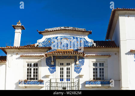 Azulejos Panels auf der Fassade der alten Bahnhof in Aveiro, Portugal Stockfoto