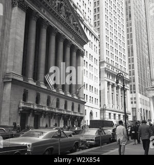 1960, historische, Wall Street, Manhattan und ein Blick auf das Äußere des Grand columned Gebäude des New York Stock Exchange, New York City, NY, USA. In einem klassischen Revival architektonischen Stil errichtet, es öffnete im Jahr 1903. Stockfoto