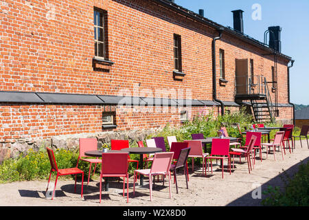 Café-Tische und -Stühle auf der Insel Lonna in Helsinki, Finnland Stockfoto