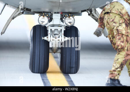 Details des Fahrwerks eines militärischen Frachtflugzeug. Stockfoto