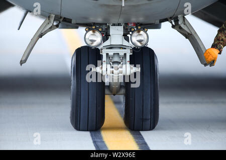 Details des Fahrwerks eines militärischen Frachtflugzeug. Stockfoto