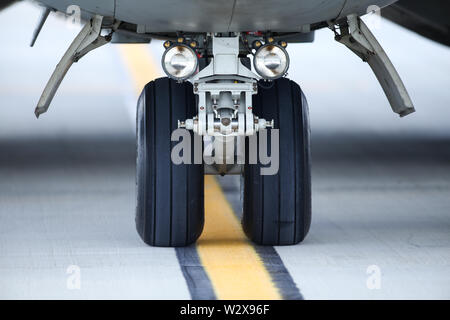 Details des Fahrwerks eines militärischen Frachtflugzeug. Stockfoto