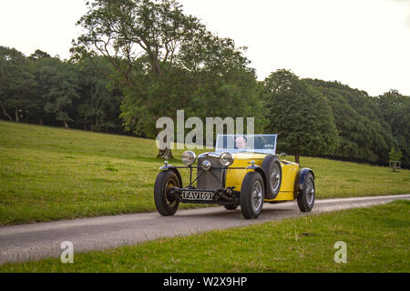 1949 40s Forties Alvis T14 Gelb auf der Classic Car Rally Mark Woodwards Mittelsommer-Oldtimer-Show reiste nach Carnforth, um mehr Klassiker, historische Motoren und historische Sammlerstücke auf der diesjährigen Leighton Hall Transport Show zu präsentieren. Eine Gelegenheit, mehr als 500 klassische Fahrzeuge aus vergangenen Jahren auf einer der umfassendsten und vielfältigsten Shows während der Sommerveranstaltung zu sehen. Stockfoto