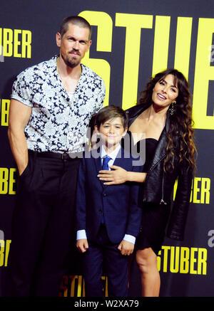 Los Angeles, Kalifornien, USA, 10. Juli 2019 Schauspieler Steve Howey, Sohn William Wolf Howey und Schauspielerin Sarah Shahi besuchen Twentieth Century Fox's Knolle" Premiere am 10. Juli 2019 im Regal Cinemas L.A. Leben in Los Angeles, Kalifornien, USA. Foto von Barry King/Alamy leben Nachrichten Stockfoto