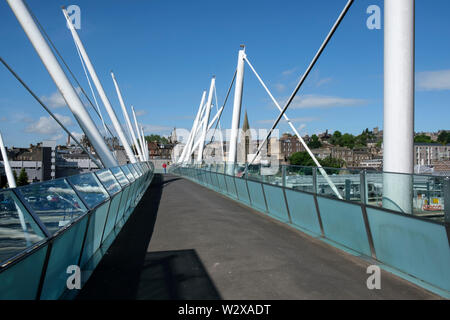 Die forthside Fußgängerbrücke über die Bahnlinie in Stirling Stadtzentrum Stirlingshire Schottland Stockfoto