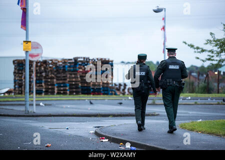 PSNI Offiziere Gesichter verschwommen durch PA Bild Schreibtisch. Zwei PSNI Offiziere auf dem Weg zur 11. Nacht Lagerfeuer an Avoniel Leisure Centre, nach einer Erklärung von einem Belfast City Rat-Arbeiter von innen eine PSNI Fahrzeug verlangt, dass Menschen, die sich auf die Eigenschaft der Bereich räumen gelesen wurde. Belfast City Rat bekräftigt seine Entscheidung gestern zum dritten Mal, Materialien von einem Lagerfeuer Website neben dem Zentrum zu entfernen. Stockfoto