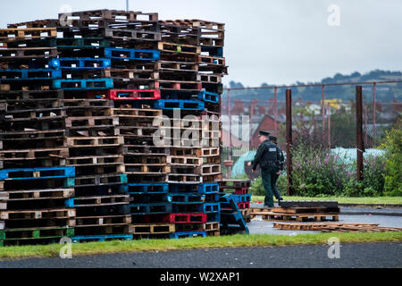 PSNI Offiziere Gesichter verschwommen durch PA Bild Schreibtisch. Zwei PSNI Offiziere auf dem Weg zur 11. Nacht Lagerfeuer an Avoniel Leisure Centre, nach einer Erklärung von einem Belfast City Rat-Arbeiter von innen eine PSNI Fahrzeug verlangt, dass Menschen, die sich auf die Eigenschaft der Bereich räumen gelesen wurde. Belfast City Rat bekräftigt seine Entscheidung gestern zum dritten Mal, Materialien von einem Lagerfeuer Website neben dem Zentrum zu entfernen. Stockfoto