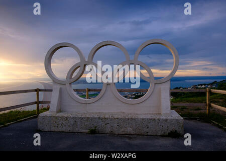 Die Olympischen Ringe mit Blick auf Chesil Beach Portland, Dorset England Stockfoto