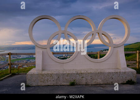 Die Olympischen Ringe mit Blick auf Chesil Beach Portland, Dorset England Stockfoto