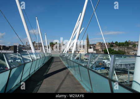 Die forthside Fußgängerbrücke über die Bahnlinie in Stirling Stadtzentrum Stirlingshire Schottland Stockfoto