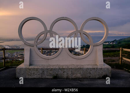 Die Olympischen Ringe mit Blick auf Chesil Beach Portland, Dorset England Stockfoto