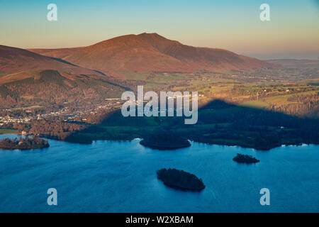 Atemberaubende am späten Nachmittag Herbst Landschaft Bild der Blick von catbells in der Nähe von Derwent Water im Lake District in Richtung Blencathra und Skiddaw p Stockfoto