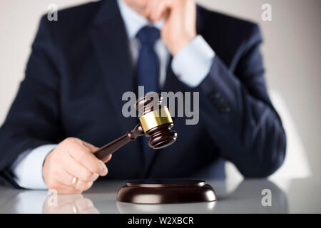 Im Gerichtssaal Richter. Männliche Richter auffällig den Hammer. Stockfoto