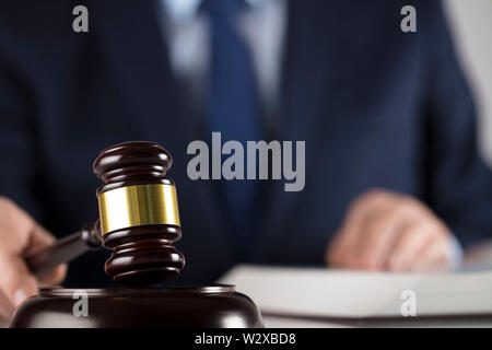 Im Gerichtssaal Richter. Männliche Richter auffällig den Hammer. Stockfoto