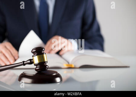 Im Gerichtssaal Richter. Männliche Richter auffällig den Hammer. Stockfoto