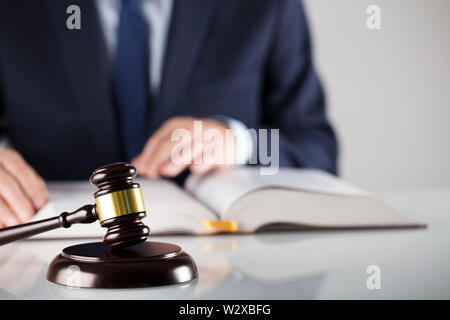 Im Gerichtssaal Richter. Männliche Richter auffällig den Hammer. Stockfoto