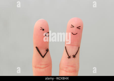 Finger Kunst der Familie während der Streit. Konzept der Frau ruft auf Mann, Mann lacht. Stockfoto