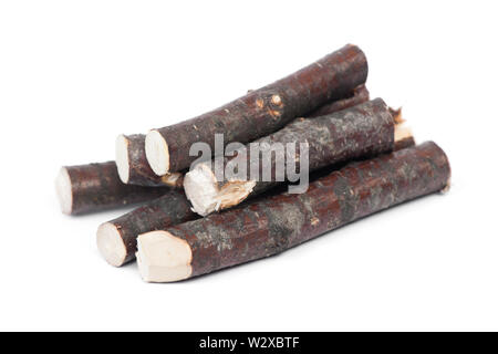 Haufen von kleinen Logs auf weißem Hintergrund Makro isoliert Stockfoto