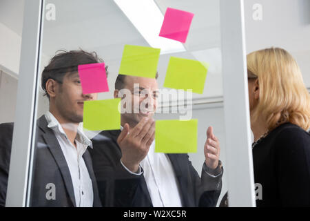 Geschäft Leute treffen Team, Unterrichtung und Erörterung neuer Plan. Die Analyse mit Teamwork über Projekt in Büro und Haftnotizen verwenden Sie Idee zu teilen. Gehirn Stockfoto