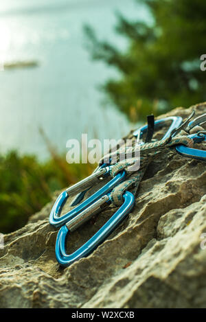 Sicherheitsgeschirr mit Quick-zeichnet, Seil und Kletterausrüstung im Freien auf einem Felsen Stockfoto