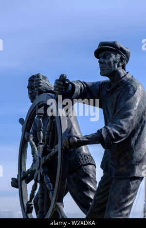 Mann und der Junge Seefahrt Statue im Hafen von Brixham Brixham Devon England Stockfoto