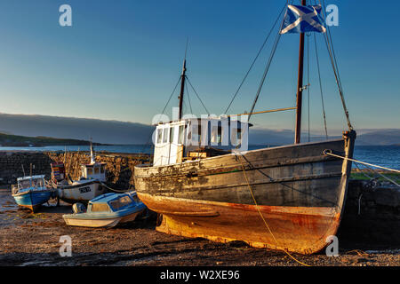 Boote auf dem Pier, Broadford Bay, Isle of Skye, Schottland, Großbritannien Stockfoto