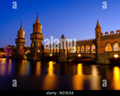 Oberbaumbrücke über die Spree im Abendlicht, zwischen Kreuzberg und Friedrichshain, Berlin, Deutschland Stockfoto