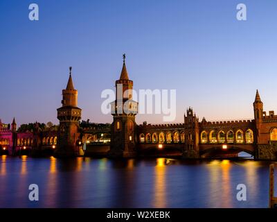 Oberbaumbrücke über die Spree im Abendlicht, zwischen Kreuzberg und Friedrichshain, Berlin, Deutschland Stockfoto