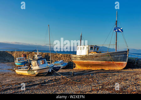 Boote auf dem Pier, Broadford Bay, Isle of Skye, Schottland, Großbritannien Stockfoto