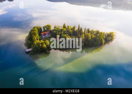 Insel Wert in Schliersee, Drone, Oberbayern, Bayern, Deutschland Stockfoto