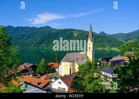 Kirche St. Sixtus mit See Schliersee, Blick vom Weinberg, Dorf, Schliersee, Oberbayern, Bayern, Deutschland Stockfoto